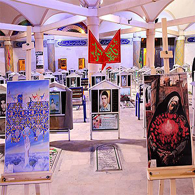 نمایشگاه پوستر انقلاب آثار تجسمی (طلایه) در گلزار شهدای بهشت صادق برگزار شد.